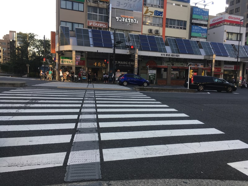 横断歩道　正面口